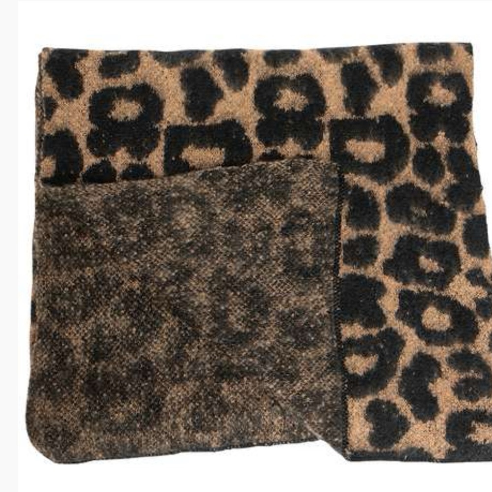 NWT Kensie Leopard Print Fuzzy Scarf - Picture 3 of 7